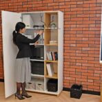 weißer Büroschrank