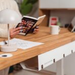 białe biurko do nauki i laptopa z regulacją wysokości