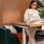 białe biurko komputerowe regulowane