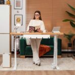 białe biurko młodzieżowe z regulacją wysokości