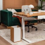 białe biurko regulowane