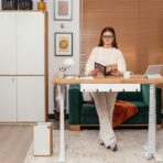 białe standing desk dla dziewczyny