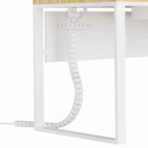 weißer Kabelkanal für den Schreibtisch