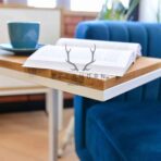 Schiebetisch unter dem Sofa