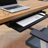 Schreibtisch mit Tastaturablage