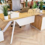 Schreibtisch mit Holzplatte