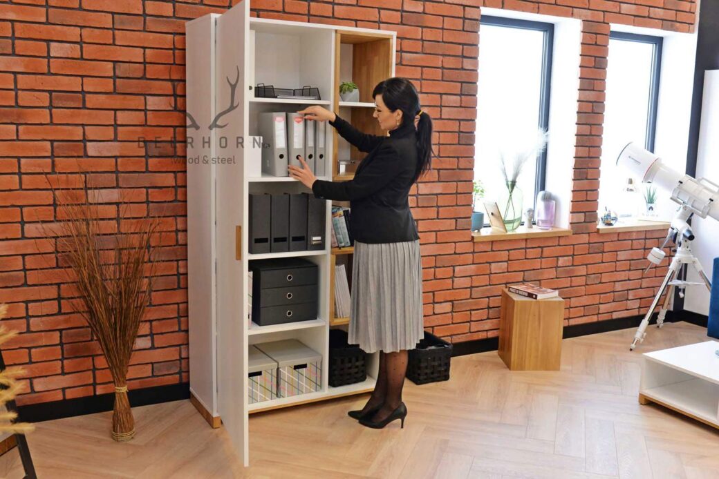 moderner weißer Kleiderschrank