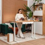 regulowane białe biurko dla uczennicy