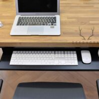 schwarze Tastaturschublade für den Schreibtisch