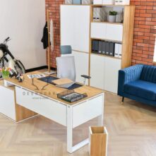 weißer Bürotisch