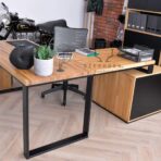 Schreibtisch mit Holzplatte