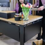Schreibtisch mit Holzplatte
