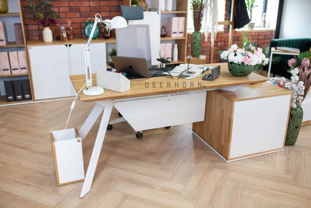 Schreibtisch mit Holzplatte für hochwertiges Loftbüro