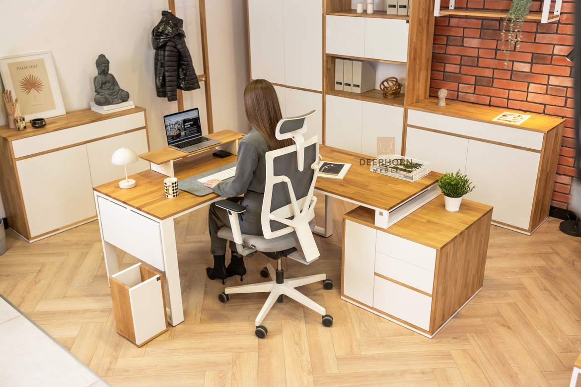 Ergonomischer L-förmiger Schreibtisch für den CEO