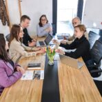 Konferenztisch und Stühle