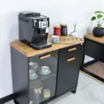 Schrank unter der Kaffeemaschine
