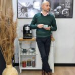 weißer Schrank für Kaffeemaschine