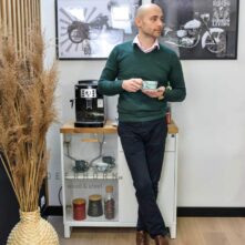 weißer Schrank für Kaffeemaschine