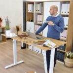 weißer verstellbarer Schreibtisch