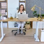 Loft-Schreibtisch mit Holzplatte