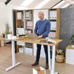 Schreibtisch mit Holzplatte