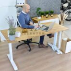 Schreibtisch mit beweglicher Platte