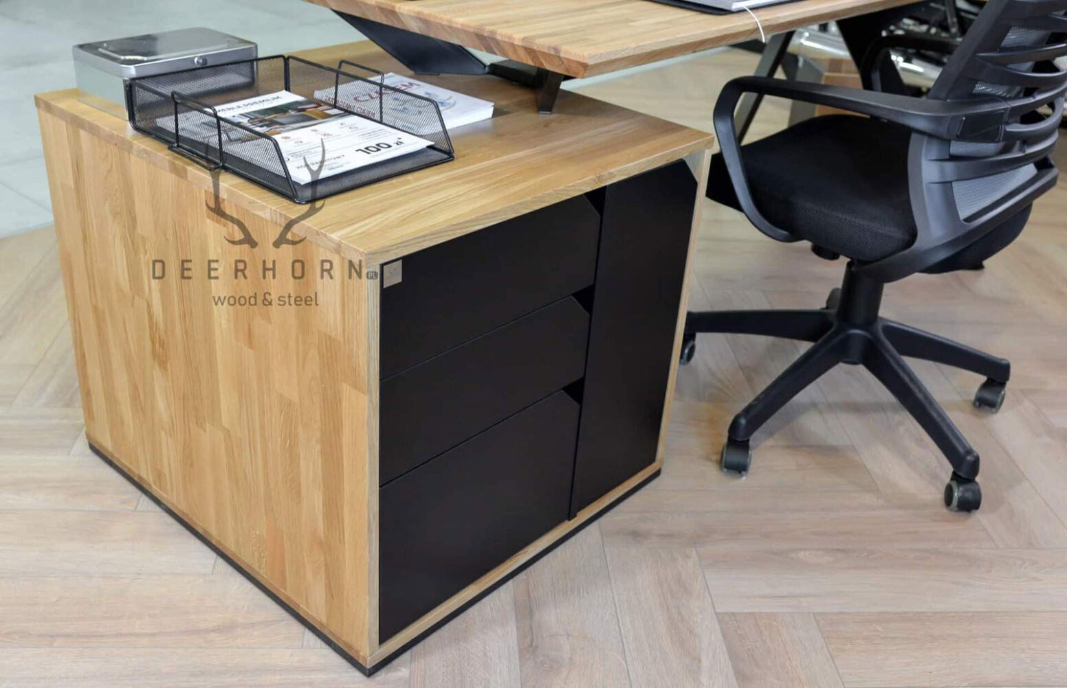 Schreibtisch mit Schubladen