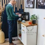 weißer Schrank für Kaffeemaschine