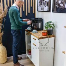 weißer Schrank für Kaffeemaschine