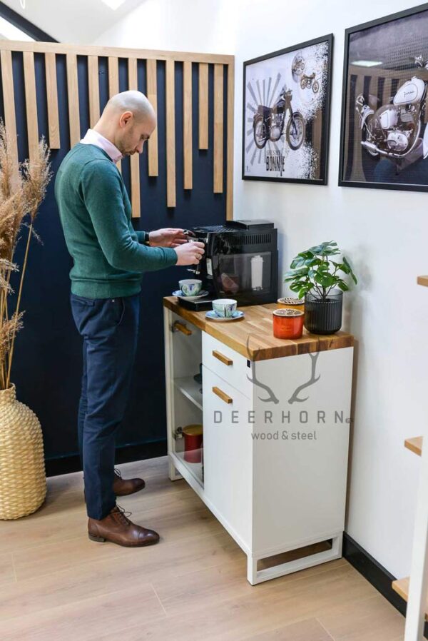 weißer Schrank für Kaffeemaschine