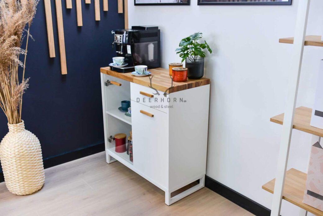 Schrank unter der Kaffeemaschine