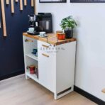 Schrank unter der Kaffeemaschine