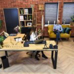 großer Eckschreibtisch mit langer Platte