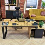 Bürotisch aus Holz