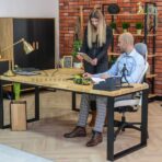 Eckschreibtisch aus Holz und Metall