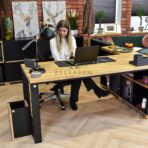 Eckschreibtisch aus Holz und Metall