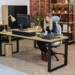 Eckschreibtisch mit Holzplatte