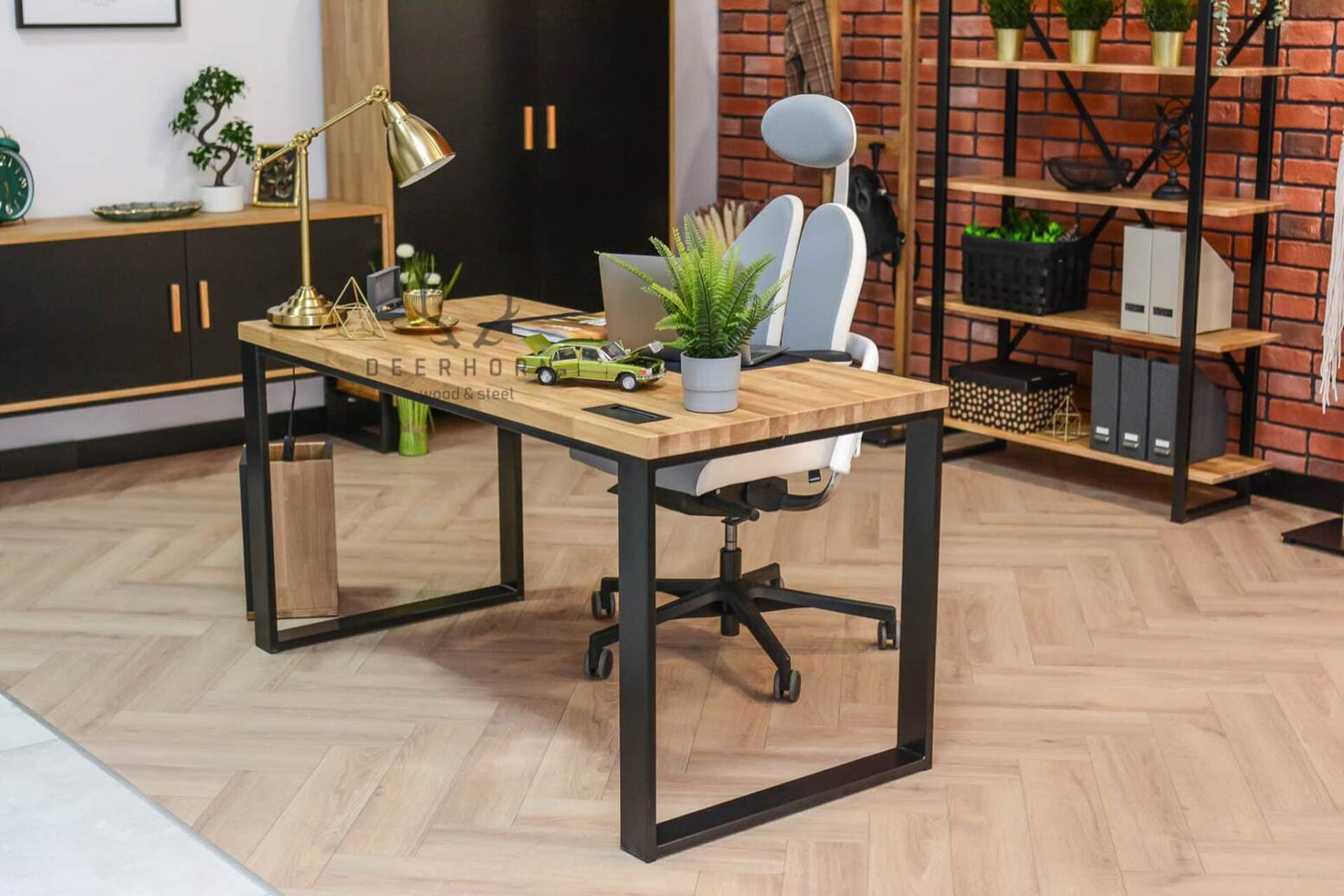 Schreibtisch mit Echtholzplatte
