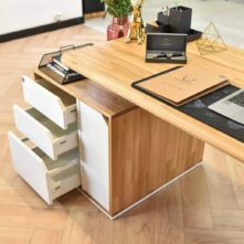 Schreibtisch aus Holz und Metall