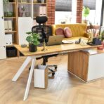 Massivholz-Schreibtisch