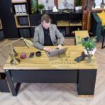 Schreibtisch mit Holzplatte