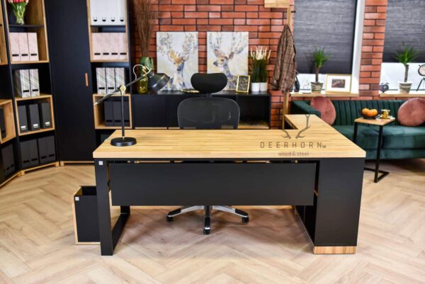 langer Schreibtisch