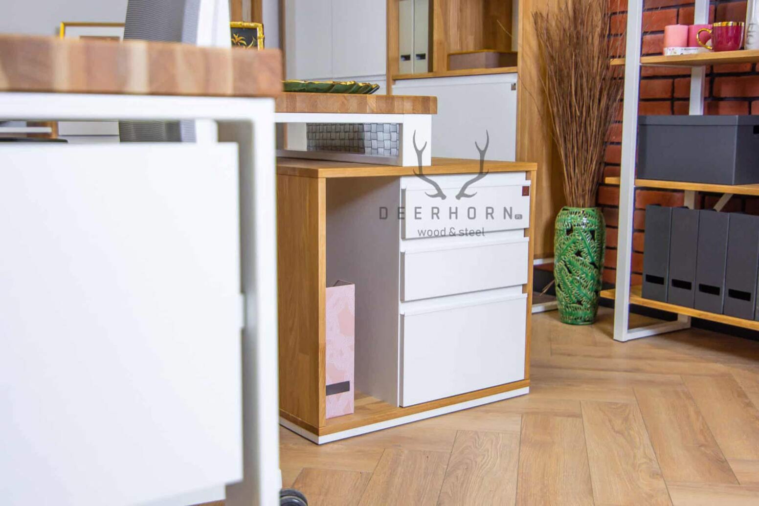 weißer_buero_schreibtisch weißer Bürotisch