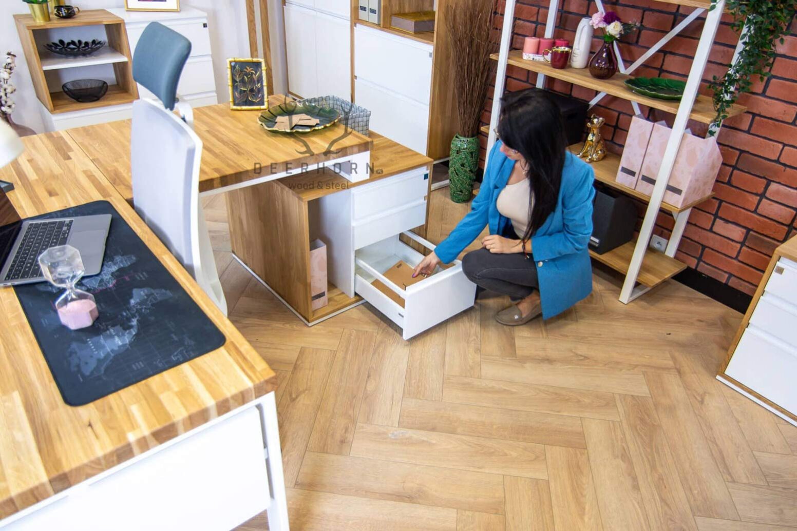 weißes_weibliches_Büro Schreibtisch für weiße Frauen