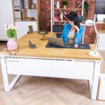 weißer Schreibtisch mit Untertischabdeckung