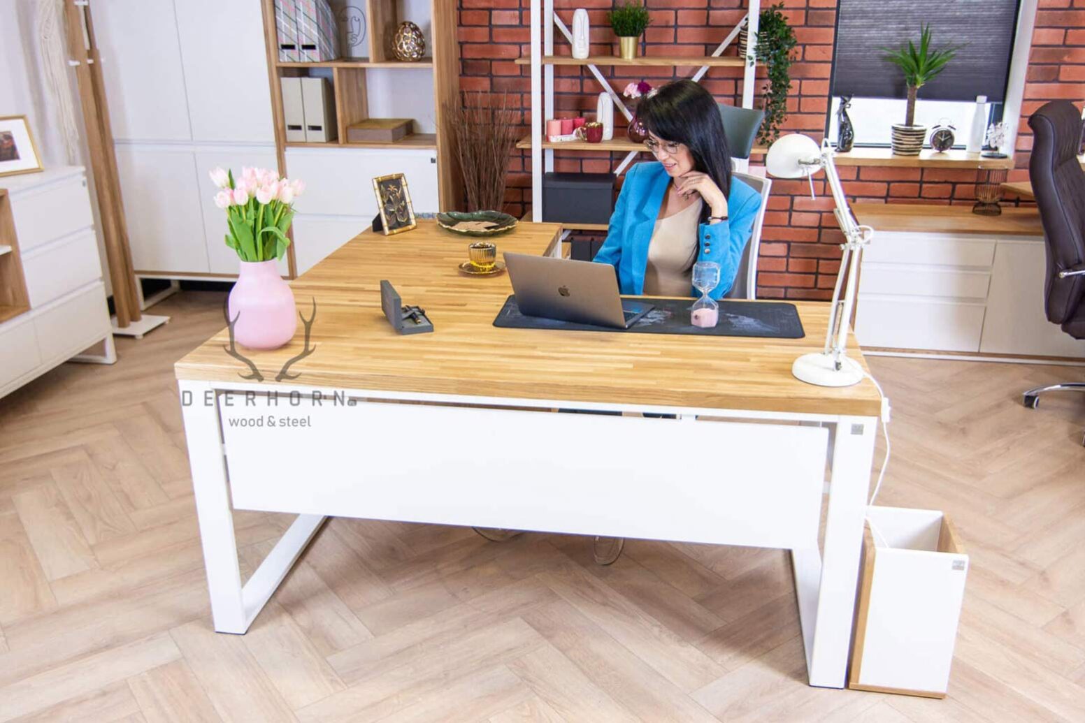 weißer_Schreibtisch_mit_Abdeckung_unter_dem_Schalter weißer Schreibtisch mit Untertischabdeckung