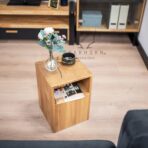 Holztisch mit einem Regal