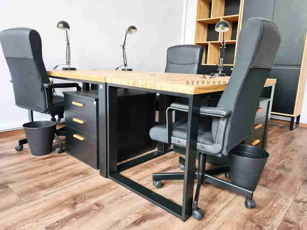 Schreibtische aus Holz und Metall im modernen, industriellen Loft-Stil