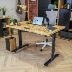 Verstellbarer Schreibtisch auf Rädern mit Holzplatte