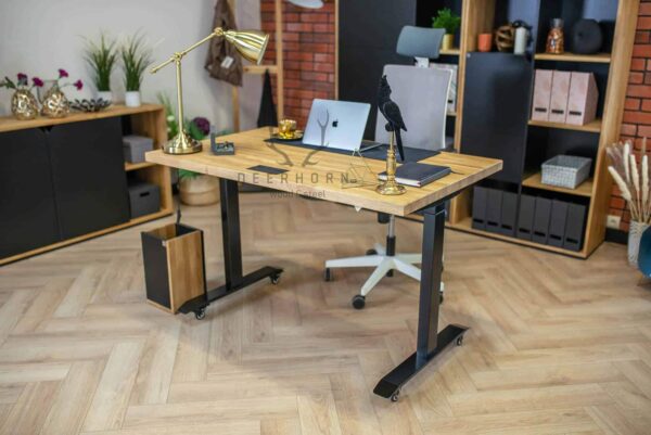 Verstellbarer Schreibtisch auf Rädern mit Holzplatte